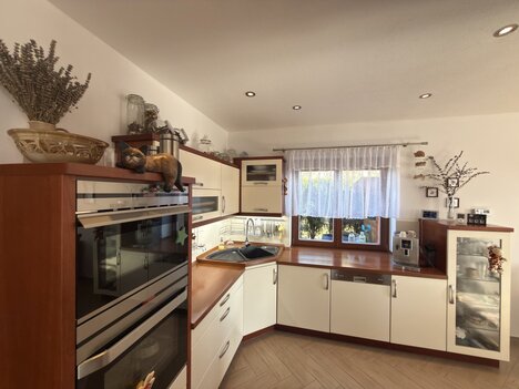 Prodej rodinného domu 4+kk se zahradou, terasou a garáží v klidné lokalitě u lesa – Staré Hodějovice