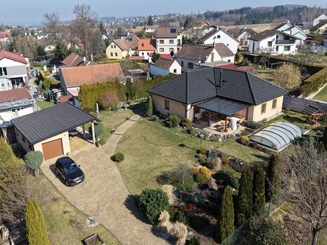 Prodej rodinného domu 4+kk se zahradou, terasou a garáží v klidné lokalitě u lesa – Staré Hodějovice