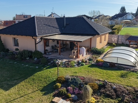 Prodej rodinného domu 4+kk se zahradou, terasou a garáží v klidné lokalitě u lesa – Staré Hodějovice