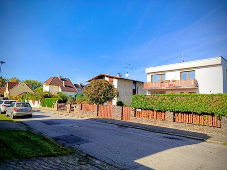 Rodinný dům s dvěma byty, zahradou a dvěma garážemi - Rožnov, České Budějovice.