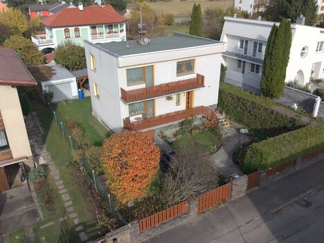 Rodinný dům s dvěma byty, zahradou a dvěma garážemi - Rožnov, České Budějovice.