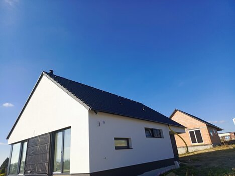 Moderní rodinný dům 4+kk s pozemkem 559 m2 - ZTV Srubec U Školky - volný dům k předání v srpnu 2026