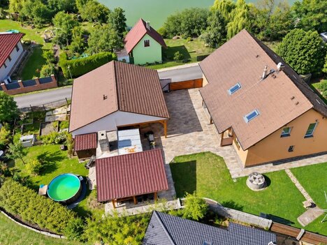 Dům se samostatnými bytovými jednotkami 5+1  a 3+1 včetně dvou zahrad, parkovacích krytých stání a skladů