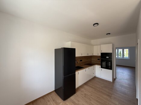 Byt 2+1 s terasou a podílem na zahradě – klidné bydlení s venkovním prostorem, Čtyři Dvory