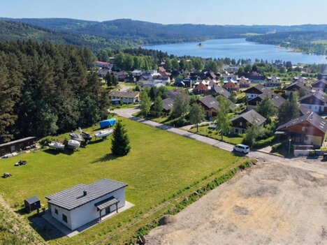 Prodej pozemku o výměře  699 m² v Lipně nad Vltavou – příležitost spojit bydlení, rekreaci i investiční projekt.
