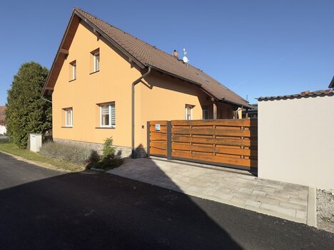 RD 5+1 a 3+1/ kryté parkovací stání o celk. ploše 65 m², půdou, sklepy,  pozemek 930 m²