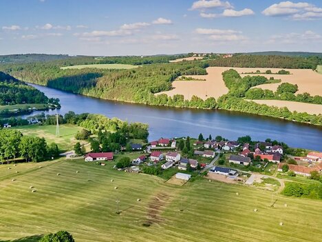 Prodej zasíťovaného pozemku o výměře  912 m2 v obci Purkarec.