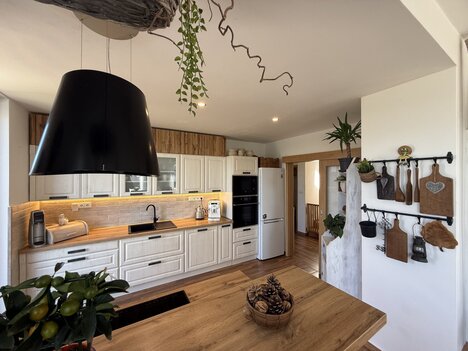Rodinný dům s apartmánem v atraktivní lokalitě Lipna nad Vltavou.