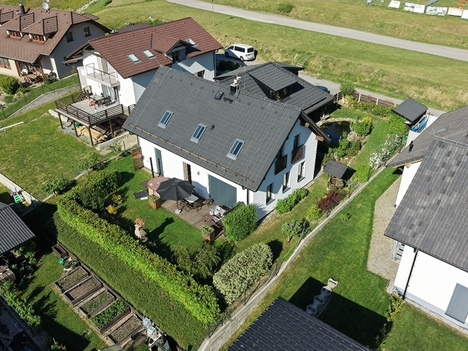 Rodinný dům s apartmánem v atraktivní lokalitě Lipna nad Vltavou.