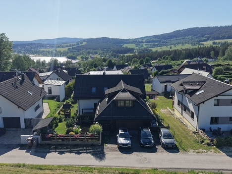 Rodinný dům s apartmánem v atraktivní lokalitě Lipna nad Vltavou.
