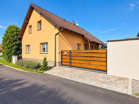Byt 3+1  kryté parkovací stání,  pozemek 522 m²