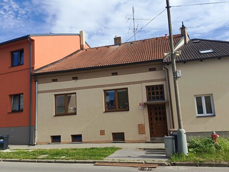 Prodej řadového rodinného domu 3+1 s útulnou zahrádkou, velkým sklepem a možností půdní vestavby v S. Vrbné, v Č. Budějovicích