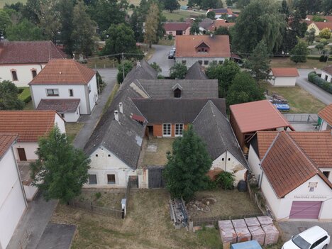Uzavřené jihočeské stavení s atmosférou, soukromím a započatou rekonstrukcí