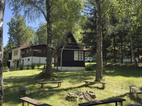 Prodej dřevěné chaty s podezdívkou, vlastním pozemkem v klidné osadě Jenišov u Horní Plané