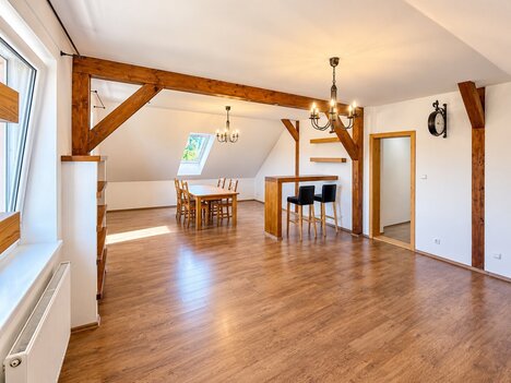 Byt 5+1  kryté parkovací stání, půda, sklepy,  pozemek 783 m²