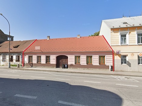 Byt 1+1 se sklepem a možností užívání prostorné zahrady